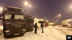 Kamionët ukrainas duke pritur në pikat kufitare me Poloninë