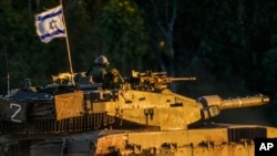Sebuah tank Israel bergerak di sepanjang perbatasan Israel-Gaza, 4 Januari 2024. Moody's menurunkan peringkat kredit Israel pada Jumat (9/2) sebagai dampak konflik dengan Hamas di Gaza.(Foto: AP)
