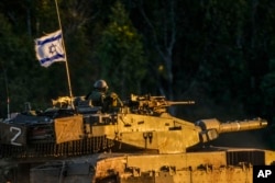 Arhiva - Izraelski tenk kreće se duž granice Izraela sa Pojasom Gaze, 4. januara 2024.