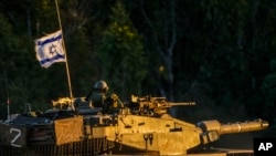 2024年1月4日，从以色列南部可以看到，一辆以色列坦克沿着以色列-加沙边境行驶。(美联社)