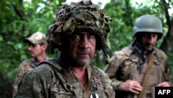 Một lính pháo binh Ukraine tại một vị trí ở tiền tuyến gần thị trấn Bakhmut, vùng Donetsk, vào ngày 15/7/2023. 