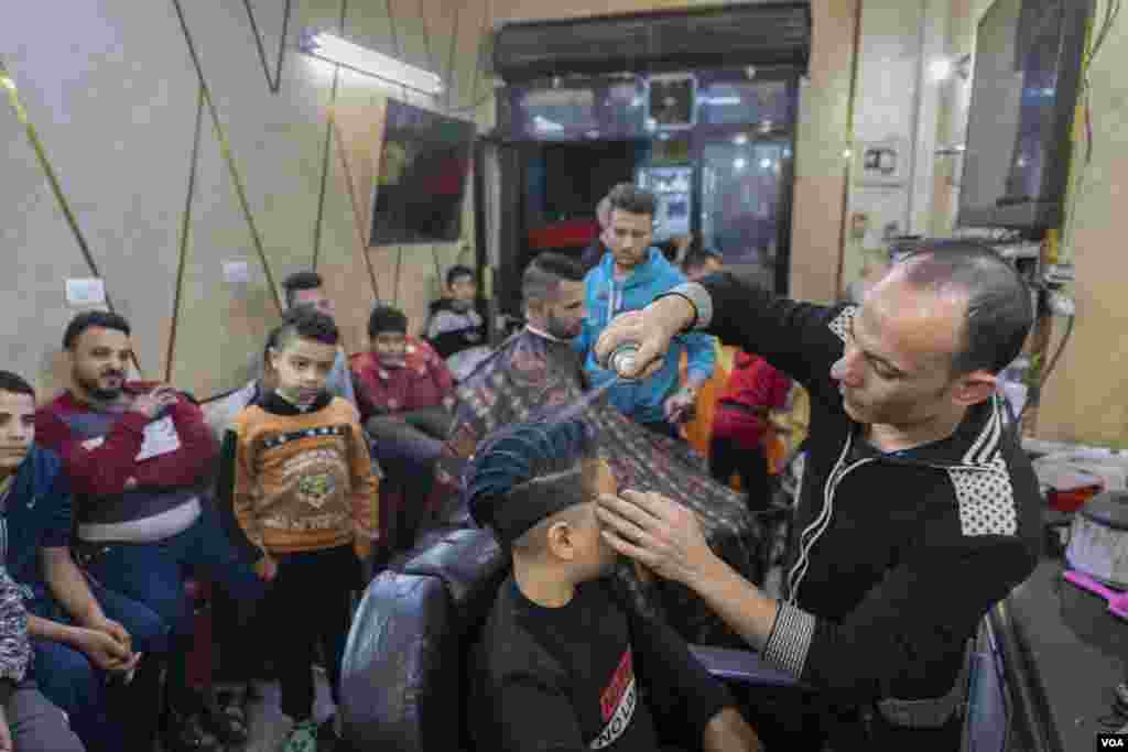 Abu Issa, a barber, says, “This season, haircuts that involve special products and styling are too expensive for most people.” Cairo, Egypt, Jan. 6, 2024. (Hamada Elrasam/VOA)