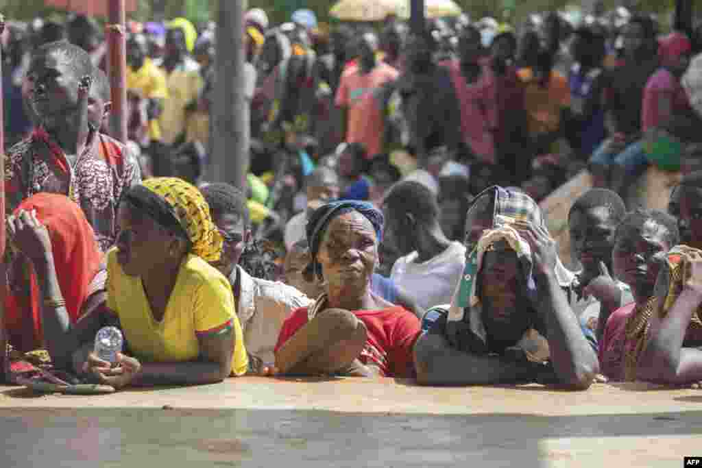 Uma mulher deslocada da província de Cabo Delgado faz fila para receber ajuda humanitária na Escola Tribuna 21 de abril, em Namapa, distrito de Erati, província de Nampula, Moçambique, a 27 de fevereiro de 2024.