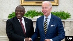 Rais wa Marekani Joe Biden akiwa na Rais wa Afrika Kusini Cyril Ramaphosa katika Ikulu ya Marekani mjini Washington, DC, Septemba 16, 2022. Picha na SAUL LOEB / AFP.