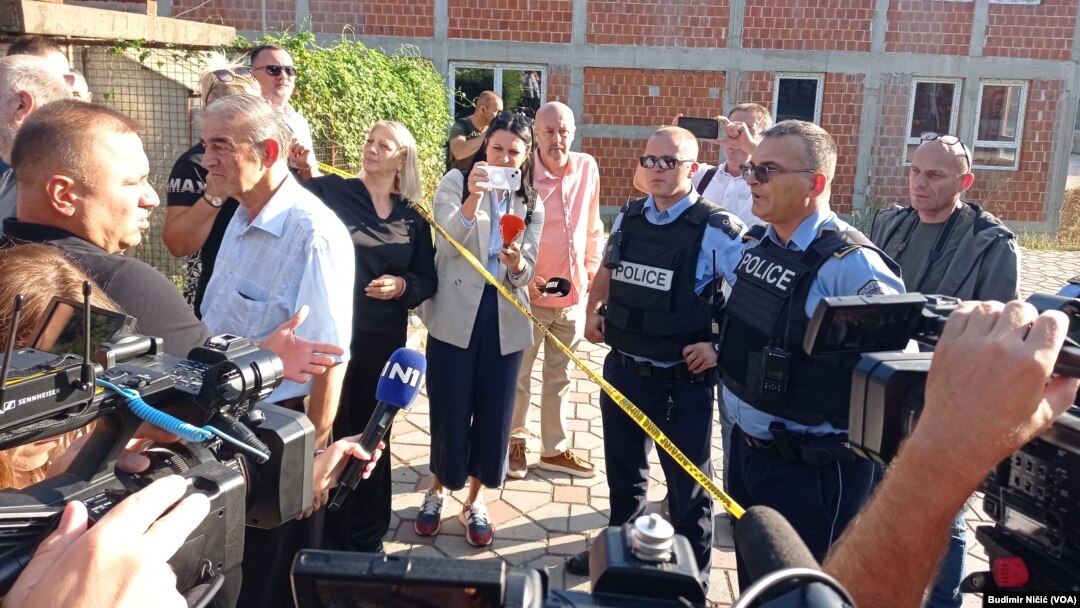 Radnici, novinari i policija ispred zgrade Privremenog organa opštine KM u Severnoj Mitrovici (VOA)