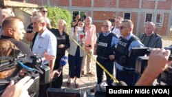 Radnici, novinari i policija ispred zgrade Privremenog organa opštine KM u Severnoj Mitrovici (VOA)