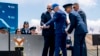 El presidente Joe Biden señala bolsas de arena después de caer en el escenario durante la ceremonia de graduación de la Academia de la Fuerza Aérea de EEUU el 1 de junio de 2023, en la Academia de la Fuerza Aérea en Colorado Springs, Colorado.