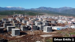 Apartemen baru yang dibangun di provinsi Hatay, Turki selatan, setahun setelah gempa dahsyat yang menewaskan ribuan orang. Namun, belum semua penyintas gempa menerima bantuan yang dijanjikan. 