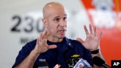 El capitán de la Guardia Costera de EE.UU. Mark Fedor dijo que 11 presuntos traficantes fueron arrestados.