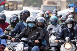 Para pengendara sepeda motor mengenakan masker di tengah pandemi COVID-19 dan padatnya lalu lintas di ibu kota, Jakarta, 20 Mei 2021.