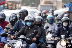 Para pengendara sepeda motor mengenakan masker di tengah pandemi COVID-19 dan padatnya lalu lintas di ibu kota, Jakarta, 20 Mei 2021.