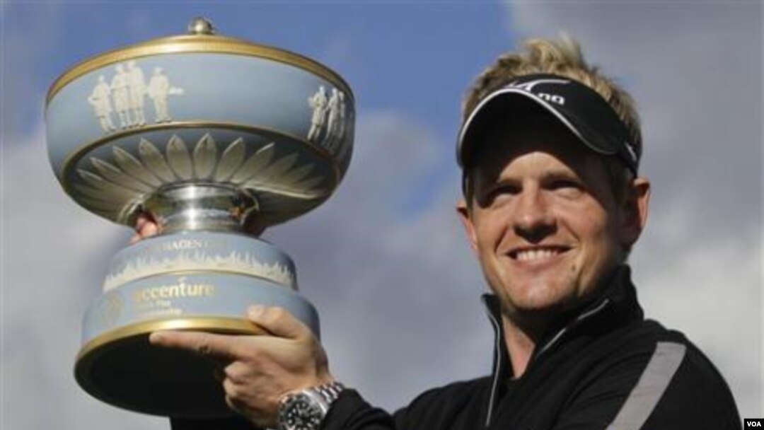 Luke Donald mengangkat piala Walter Hagen setelah mengalahkan pegolf Jerman Martin Kaymer di final turnamen golf Match Play Championship hari Minggu (27/2) di Marana, Arizona.