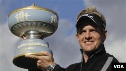 Luke Donald mengangkat piala Walter Hagen setelah mengalahkan pegolf Jerman Martin Kaymer di final turnamen golf Match Play Championship hari Minggu (27/2) di Marana, Arizona.