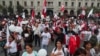 Peruanos marchan pidiendo paz tras el estallido de violencia tras la destitución y detención del expresidente Pedro Castillo, en Lima, Perú, el 16 de diciembre de 2022.