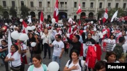 Peruanos marchan pidiendo paz tras el estallido de violencia tras la destitución y detención del expresidente Pedro Castillo, en Lima, Perú, el 16 de diciembre de 2022.