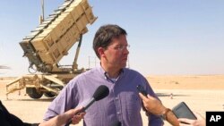 El secretario de Defensa de Estados Unidos, Mark Esper, habla con la prensa en la prensa en la base aérea Sultan en Arabia Saudí, el martes.