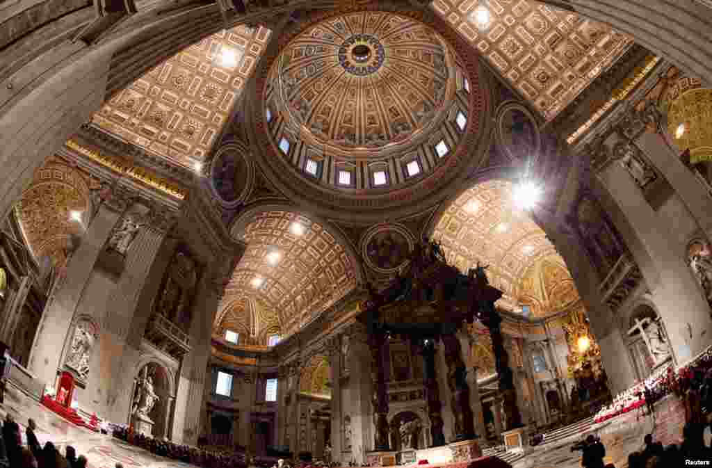 2013年3月29日，教宗方济在梵蒂冈的圣彼得大教堂出席耶稣受难纪念仪式。