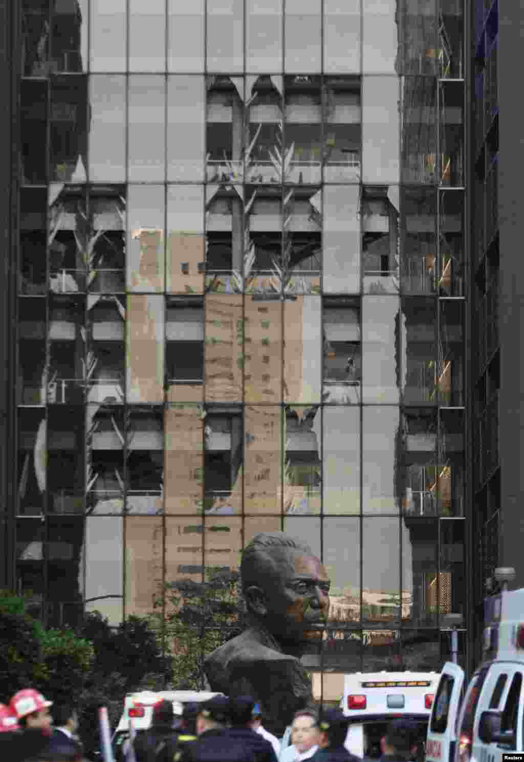Una vista de c&oacute;mo qued&oacute; la fachada del edificio de 54 pisos con decenas de ventanas destrozadas por la explosi&oacute;n. 