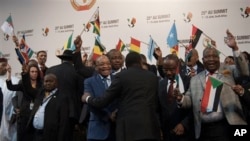 Delegates prepare for photo op at the African Union Summit in Johannesburg, June 14, 2015.