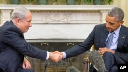 President Barack Obama shakes hands with Israeli Prime Minister Benjamin Netanyahu in the Oval Office of the White House in Washington, Monday, Nov. 9, 2015. The president and prime minister sought to mend their fractured relationship during their meeting, the first time they have talked face to face in more than a year. (AP Photo/Andrew Harnik)