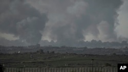 从以色列南部看到的以军空袭加沙地带后升起的浓烟。(2023年12月26日)