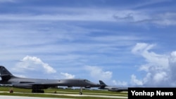 괌 앤더슨 공군기지에서 장거리 전략폭격기 B-1B '랜서'가 대기하고 있다. 미 공군에 따르면 북한에서 2천100마일(3천379㎞)가량 떨어진 괌에는 현재 6대의 B-1B가 배치돼 있다. 