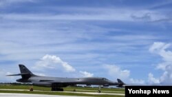 북한의 포위사격 위협을 받고 있는 괌 앤더슨 공군기지에서 장거리 전략폭격기 B-1B '랜서'가 대기하고 있다. 미 공군에 따르면 북한에서 2천100마일(3천379㎞)가량 떨어진 괌에는 현재 6대의 B-1B가 배치돼 있다. 