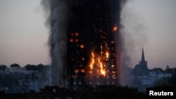 14일 오전 화재가 발생한 영국 런던의 '그렌펠 타워'가
화염에 휩싸였다.