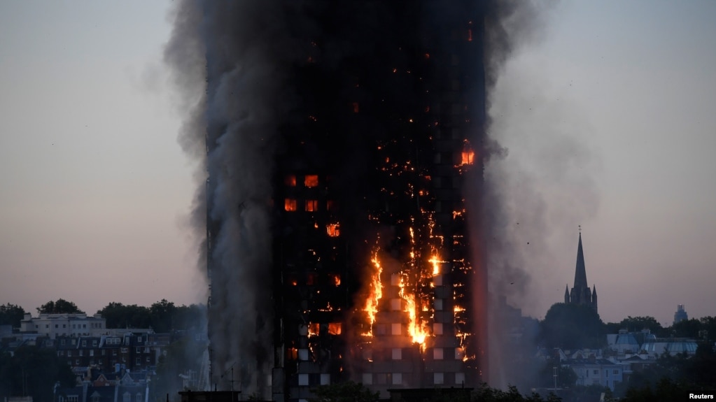 伦敦西部一座公寓大楼2017年6月14日清晨被大火吞没
