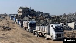 Sejumlah truk yang membawa bantuan masuk ke wilayah Rafah, Jalur Gaza, pada 13 Februari 2025. (Foto: Reuters/Hussam Al-Masri)