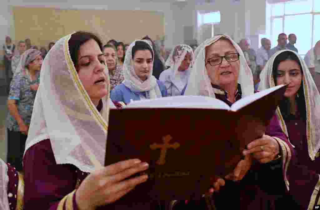 گروهی از زنان مسیحی در کلیسایی در بغداد در حال نیایش.&nbsp;