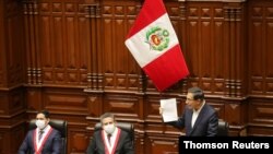 El presidente de Perú, Martín Vizcarra, se dirige al Congreso mientras los legisladores aguardan la votación para la destitución del mandatario luego de que se iniciara el proceso de juicio político la semana pasada, en Lima, Perú, el 18 de septiembre.