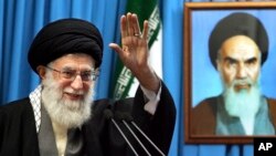 지난 3일 이란 당국 웹사이트에 공개된 최고지도자 아야톨라 알리 하메네이의 사진(왼쪽).