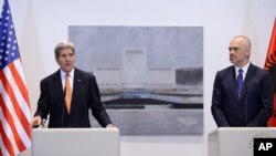 美國國務卿克里 (左) 與阿爾巴尼亞 總理埃迪.拉馬(右)舉行聯合記者會