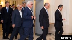 Para diplomat Iran dan negara-negara Barat saat tiba untuk pembicaraan di Wina, Austria hari Senin (24/11).