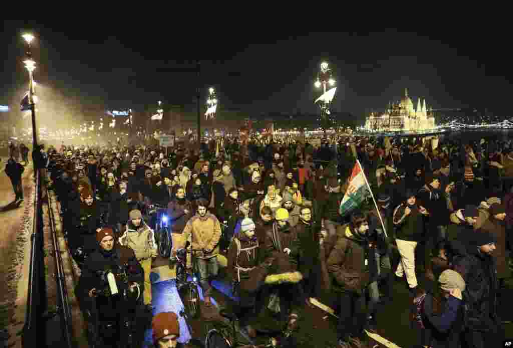 ۱۵ هزار نفر در بوداپست پایتخت مجارستان به خیابان آمدند تا به قانونی اعتراض کنند که آن را &laquo;بردگی&raquo; می نامند. آنها می گویند قانون جدید از کارگران می خواهد سالی چند ده ساعت بیشتر کار کند.