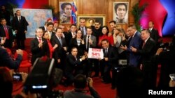 El presidente de Venezuela, Nicolás Maduro posa junto a los nuevos gobernadores de la nación elegidos el domingo 15 de octubre. 