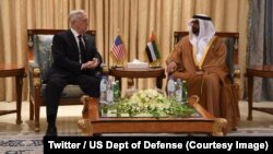 Le secrétaire américain à la Défense, James Mattis, à gauche, s’entretient avec le prince héritier d'Abou Dhabi Mohammed ben Zayed sur la coopération militaire entre Washington et les Emirats arabes unis, à Abou Dhabi, Emirats, 8 septembre 2018. (Twitter/