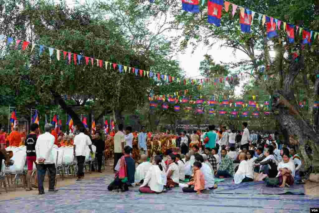 ទិដ្ឋភាពទូទៅនៅមុខប្រាសាទអង្គរវត្ត ដែលបង្ហាញអំពីការរៀបចំកម្មវិធីបួងសួងសុំសេចក្តីសុខដល់កម្ពុជា, នៅទីក្រុងសៀមរាប ខេត្តសៀមរាប ប្រទេសកម្ពុជា កាលពីថ្ងៃទី២ ខែធ្នូ ឆ្នាំ២០១៧ ។ (ខាន់ សុគុំមនោ/VOA) 
