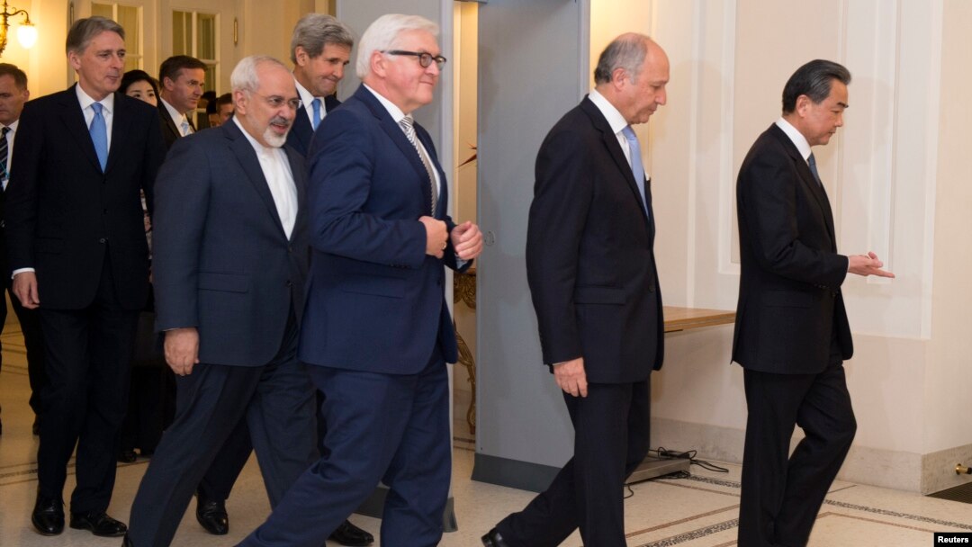 Para diplomat Iran dan negara-negara Barat saat tiba untuk pembicaraan di Wina, Austria hari Senin (24/11).