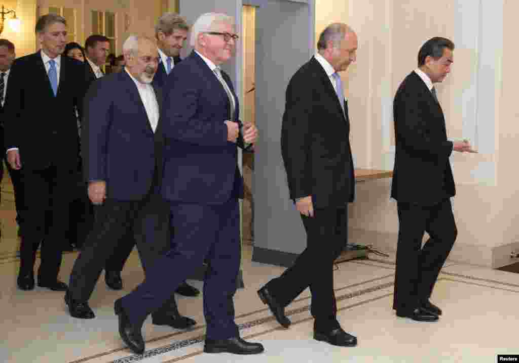 Britain&#39;s Foreign Secretary Philip Hammond, Iranian Foreign Minister Mohammad Javad Zarif, US Secretary of State John Kerry, German Foreign Minister Frank-Walter Steinmeier, French Foreign Minister Laurent Fabius and Chinese Foreign Minister Wang Yi arrive for a group photo during their meeting in Vienna, Nov. 24, 2014.