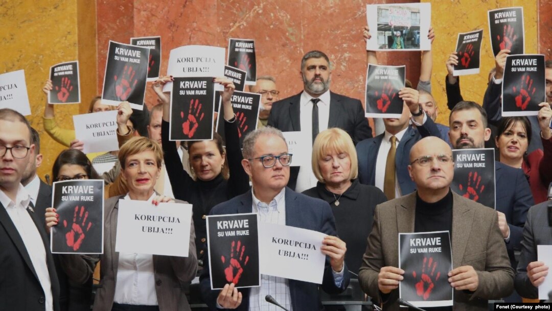 Poslanici opozicije drže ransparent "Krvave su vam ruke" (Fonet / Zoran Mrđa)