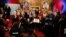 El presidente de Venezuela, Nicolás Maduro posa junto a los nuevos gobernadores de la nación elegidos el domingo 15 de octubre. 