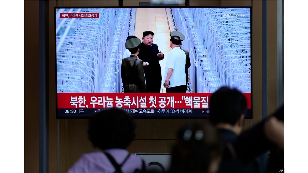 TV ekran prikazuje sliku sjevernokorejskog lidera Kim Jong Una tokom informativnog programa na željezničkoj stanici u Seulu, Južna Koreja, 13. septembra 2024. Natpis glasi: "Sjeverna Koreja, prvi put otkriva postrojenje za obogaćivanje uranijuma."