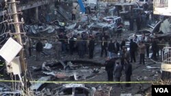 Las fuerzas de seguridad iraquíes inspeccionan un cráter causado por un atentado con coche bomba en el barrio de Karrada en Bagdad, Irak.