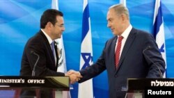 以色列總理內塔尼亞胡(右)與危地馬拉總統莫拉萊斯(左)資料照。