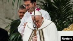 El papa Francisco preside la Misa Crismal en la Basílica de San Pedro en el Vaticano, el 6 de abril de 2023.