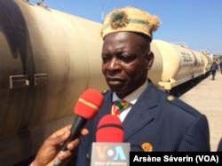 Un cheminot à la gare de Brazzaville lors de la réception du premier train, au Congo, le 28 novembre 2018. (VOA/Arsène Séverin)