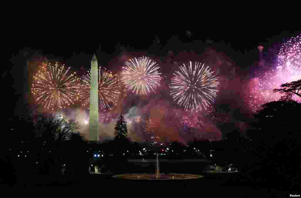 Fuegos artificiales estallaron sobre el Monumento a Washington durante el evento &quot;Celebrating America&quot; despu&#233;s de la toma de posesi&#243;n de Joe Biden como presidente de Estados Unidos, en Washington.