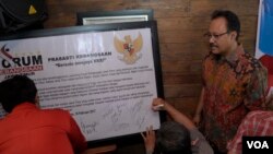 Wakil Gubernur Jawa Timur, Saifullah Yusuf (kanan), ikut menghadiri deklarasi Forum Kebangsaan Jawa Timur di Surabaya, Kamis 16/2 (foto VOA/Petrus Riski).